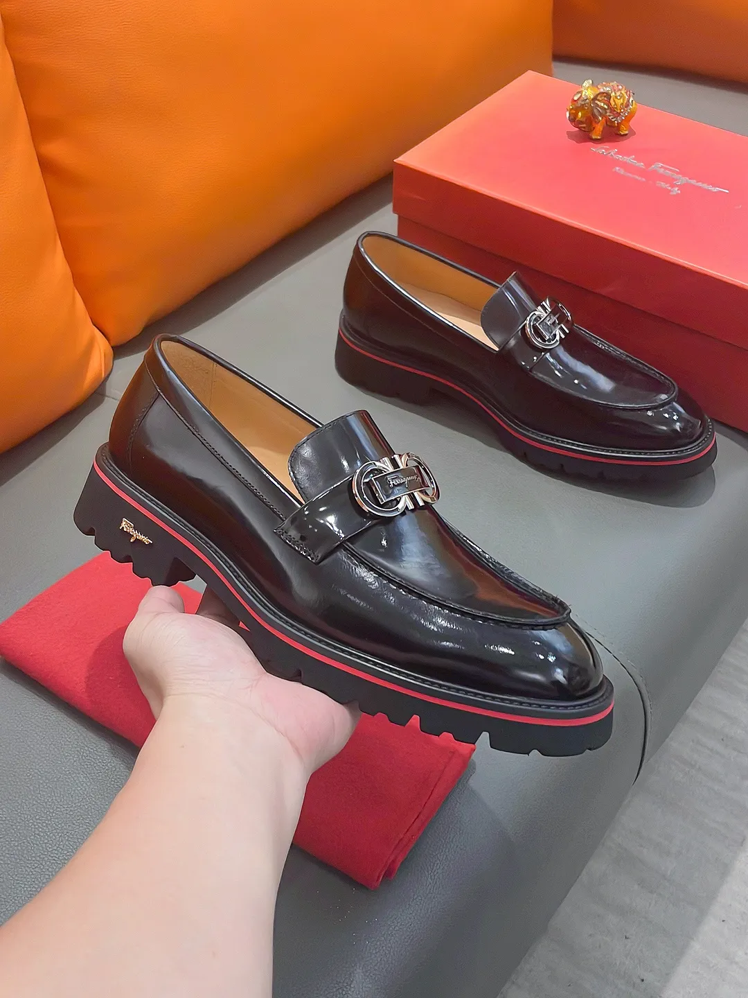 Men's shoes FERRAGAMO "Ferragamo" P540 Regular size: 39-44 (38, 45, 46, 47 customized) (suit shoes) Product materials: Selected first-layer cowhide upper, imported sheepskin lining; original outsole.